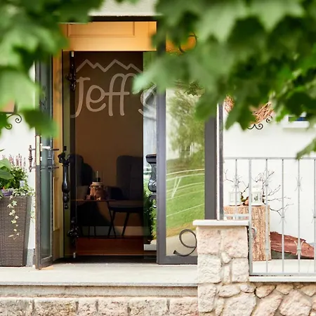Jeff's - With A Mountain View *