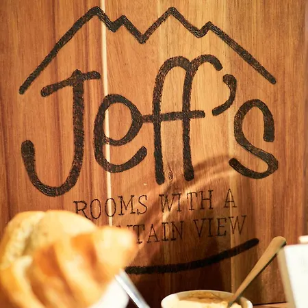Jeff's - With A Mountain View Couette-café